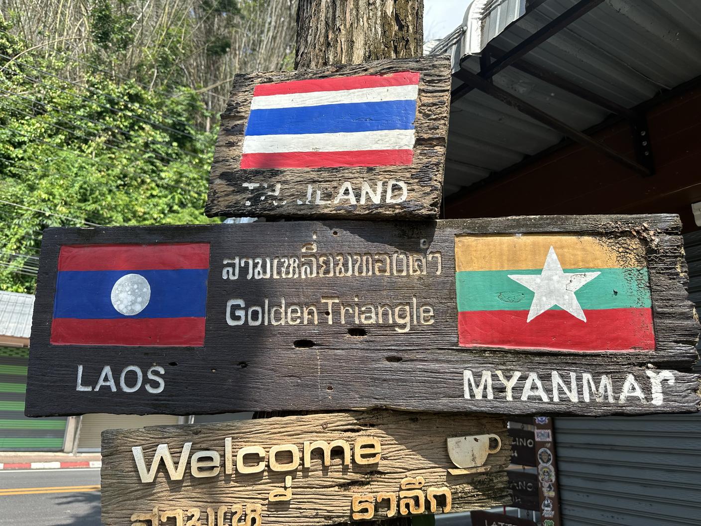 Il “Triangolo d’oro”: Thailandia, Myanmar e Laos confinano tra loro sul fiume Mekong. Alcuni vengono attirati nelle fabbriche delle frodi anche con false offerte di lavoro