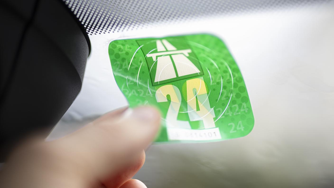 L'aumento del prezzo della vignetta sarebbe rimborsato agli automobilisti con targhe svizzere