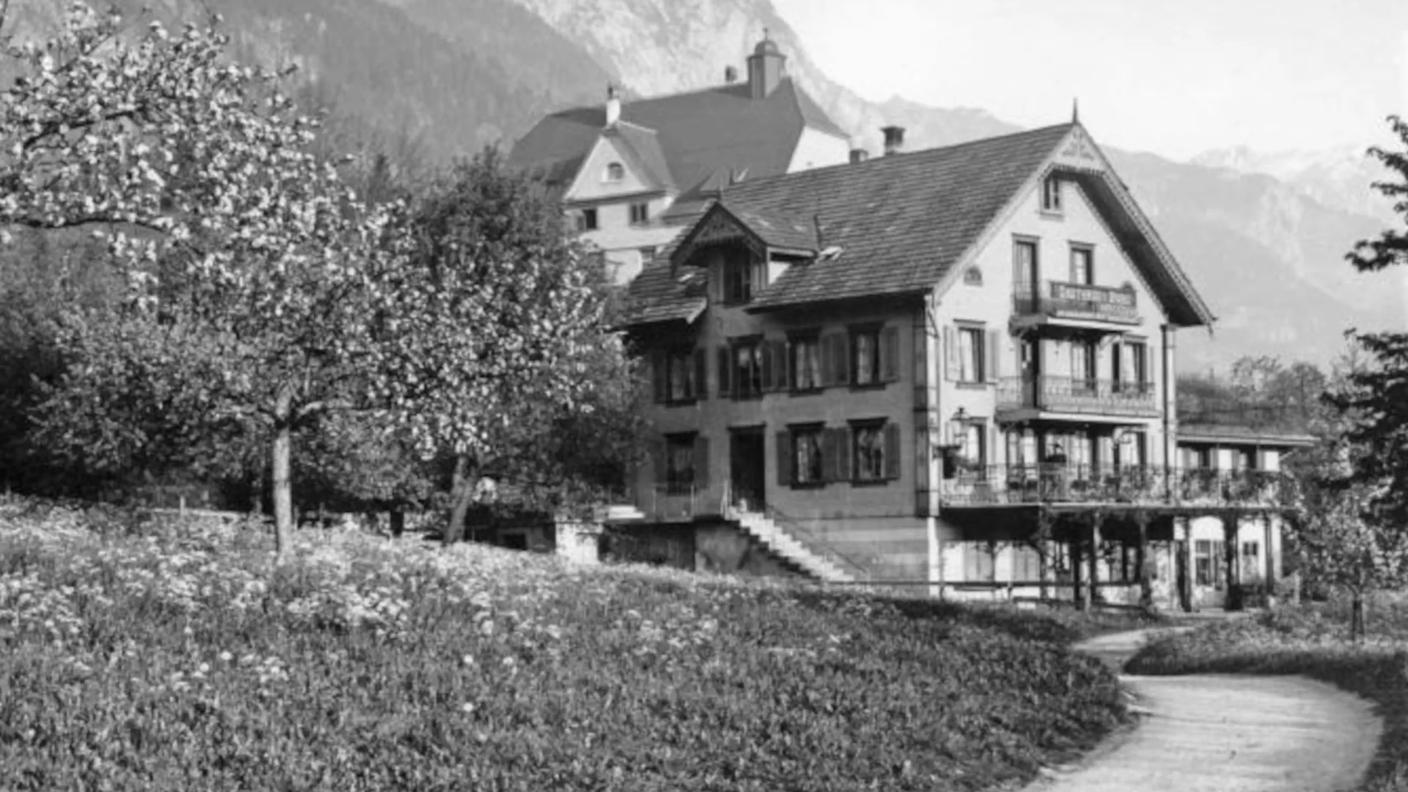 Il ristorante Burg di Attinghausen era il ritrovo abituale dei nazisti di Uri, con il figlio dell'oste, Hans Imholz, come  leader. Dopo la guerra, Hans rilevò la locanda e la rese famosa grazie al pollo al cestello