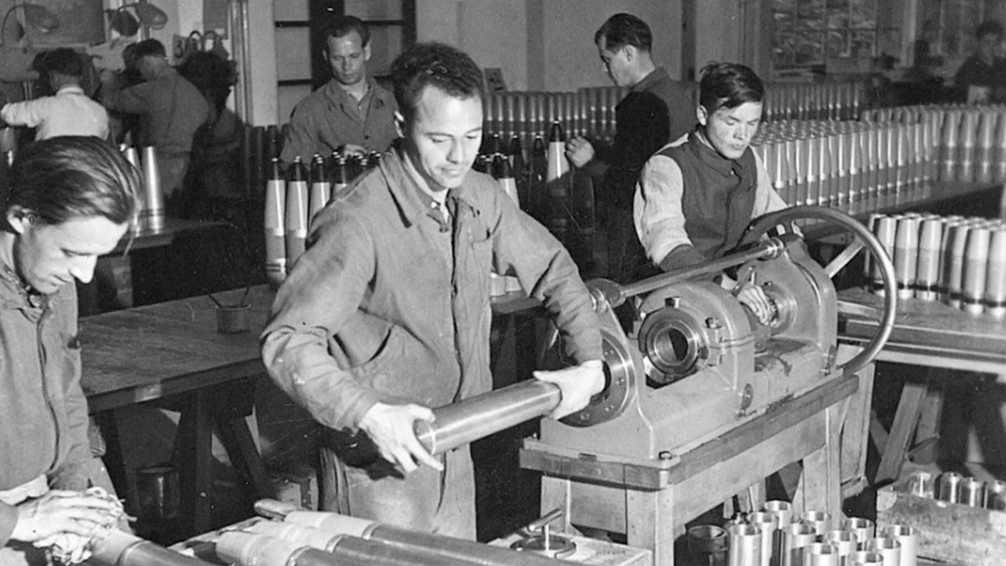 La fabbrica di munizioni di Altdorf è stata a lungo il più grande datore di lavoro nel Canton Uri. Le persone raffigurate qui non sono i nazisti di Uri, ma molti lavoravano nella stessa fabbrica