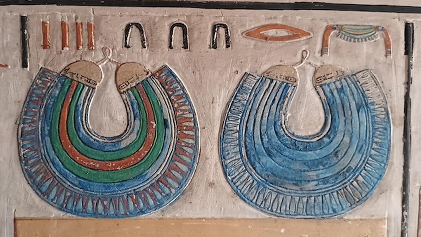 Delle collane che decorano l'interno della tomba