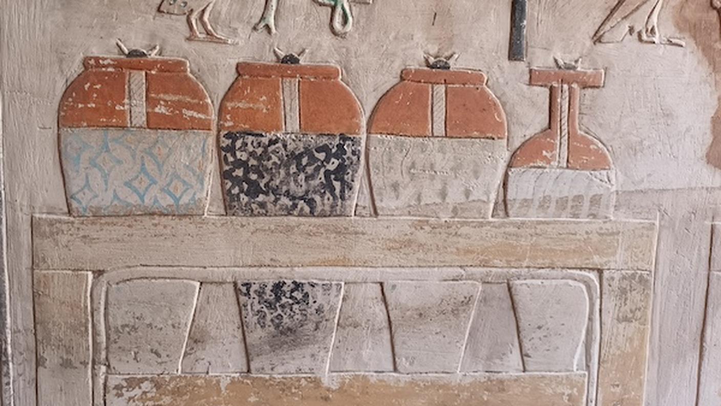 Dei vasi dipinti per ricordare la pietra usata nella costruzione