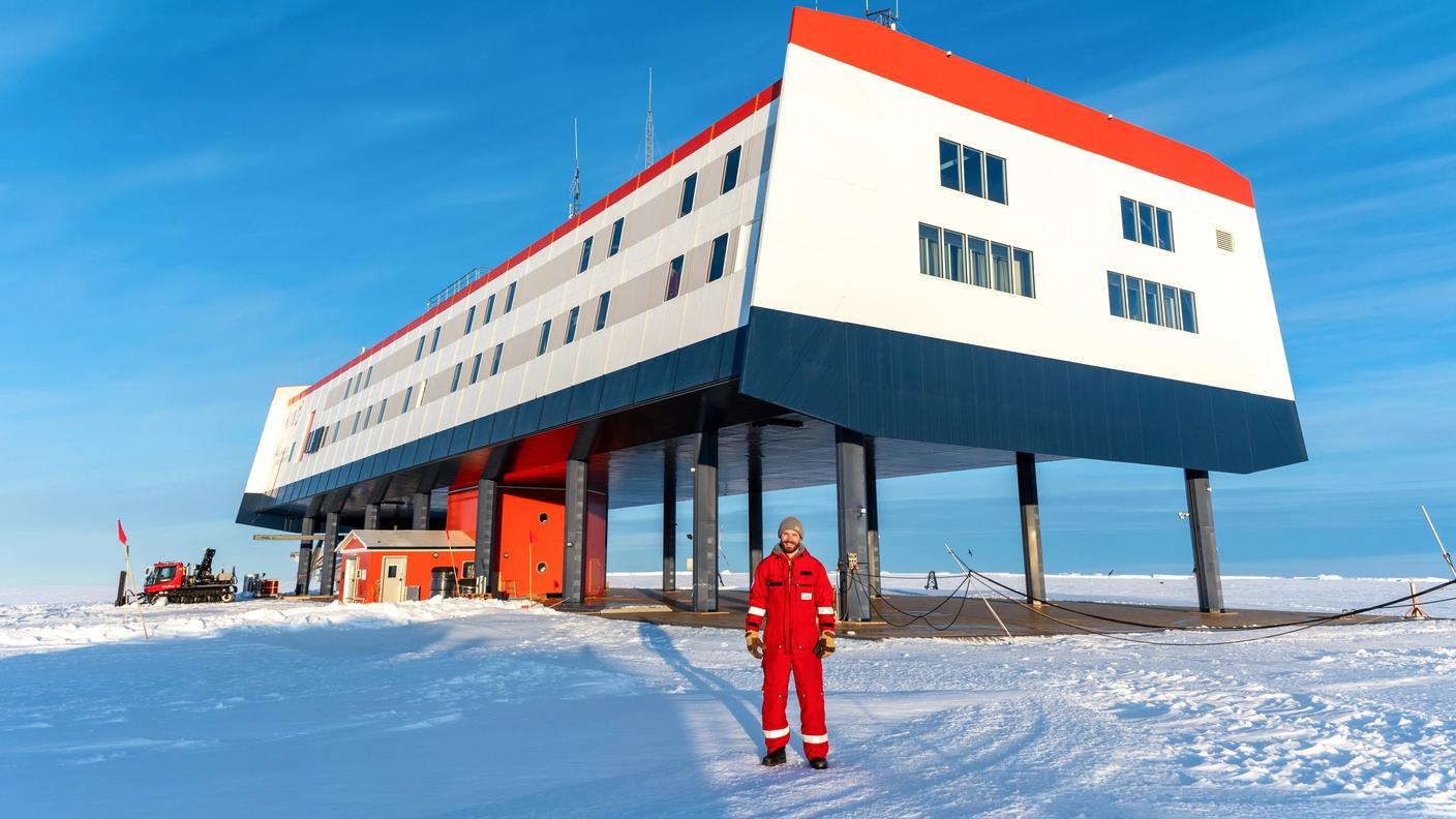 Thomas Schenk davanti al suo luogo di lavoro, la stazione polare Neumayer III