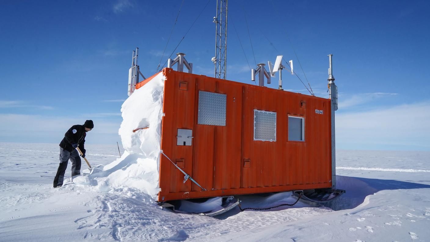 Oltre alla manutenzione dei macchinari, spalare la neve è uno dei lavori di base in Antartide