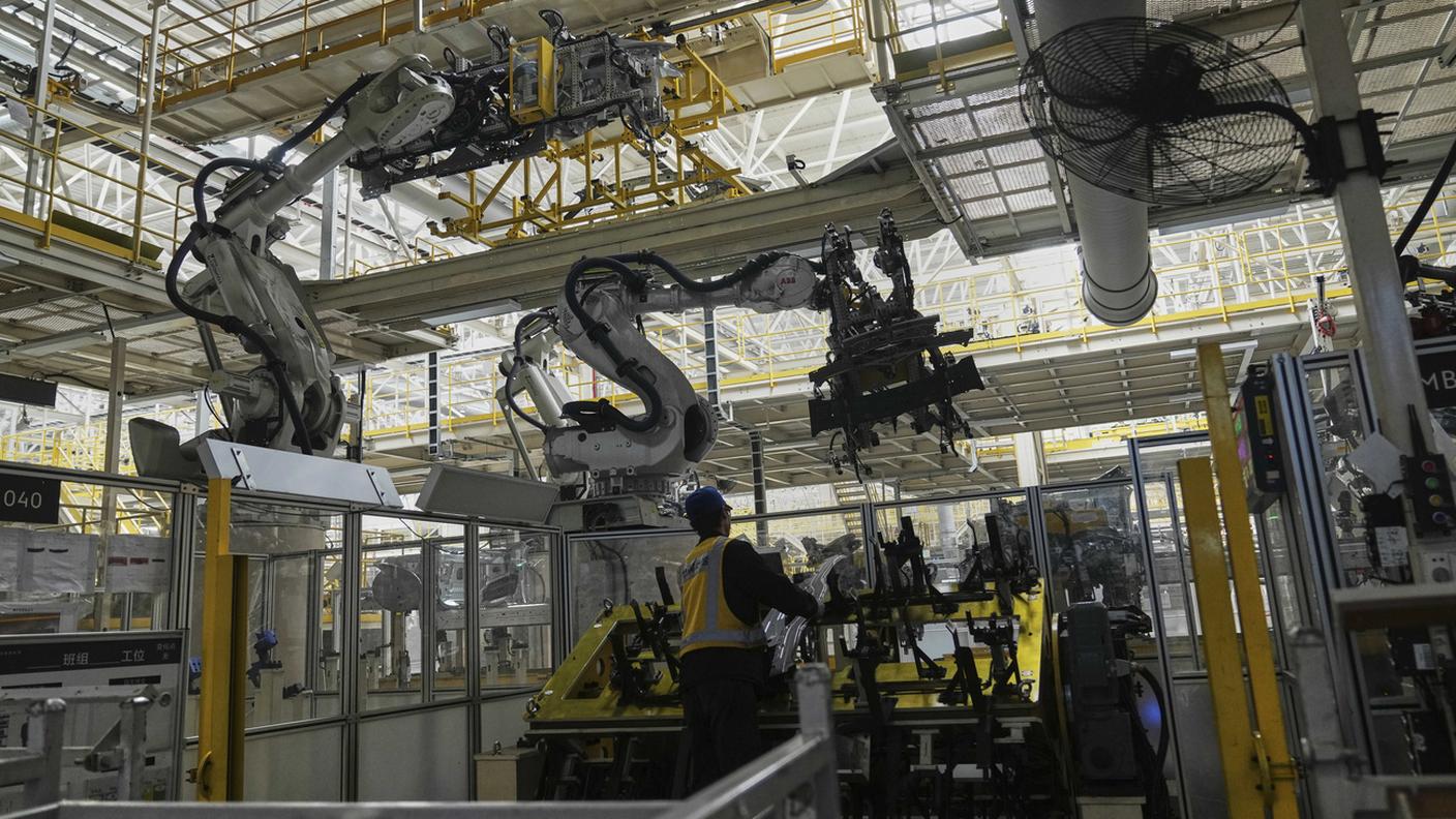 Bracci robotici per l'assemblaggio di veicoli in una fabbrica del produttore cinese Zeekr