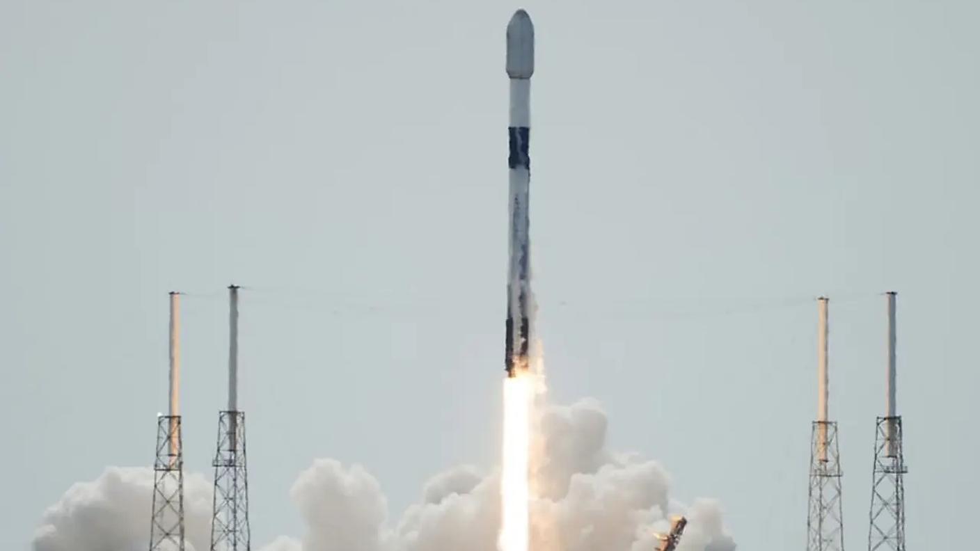 Il primo satellite è stato messo in orbita da un razzo di SpaceX lanciato dalla California