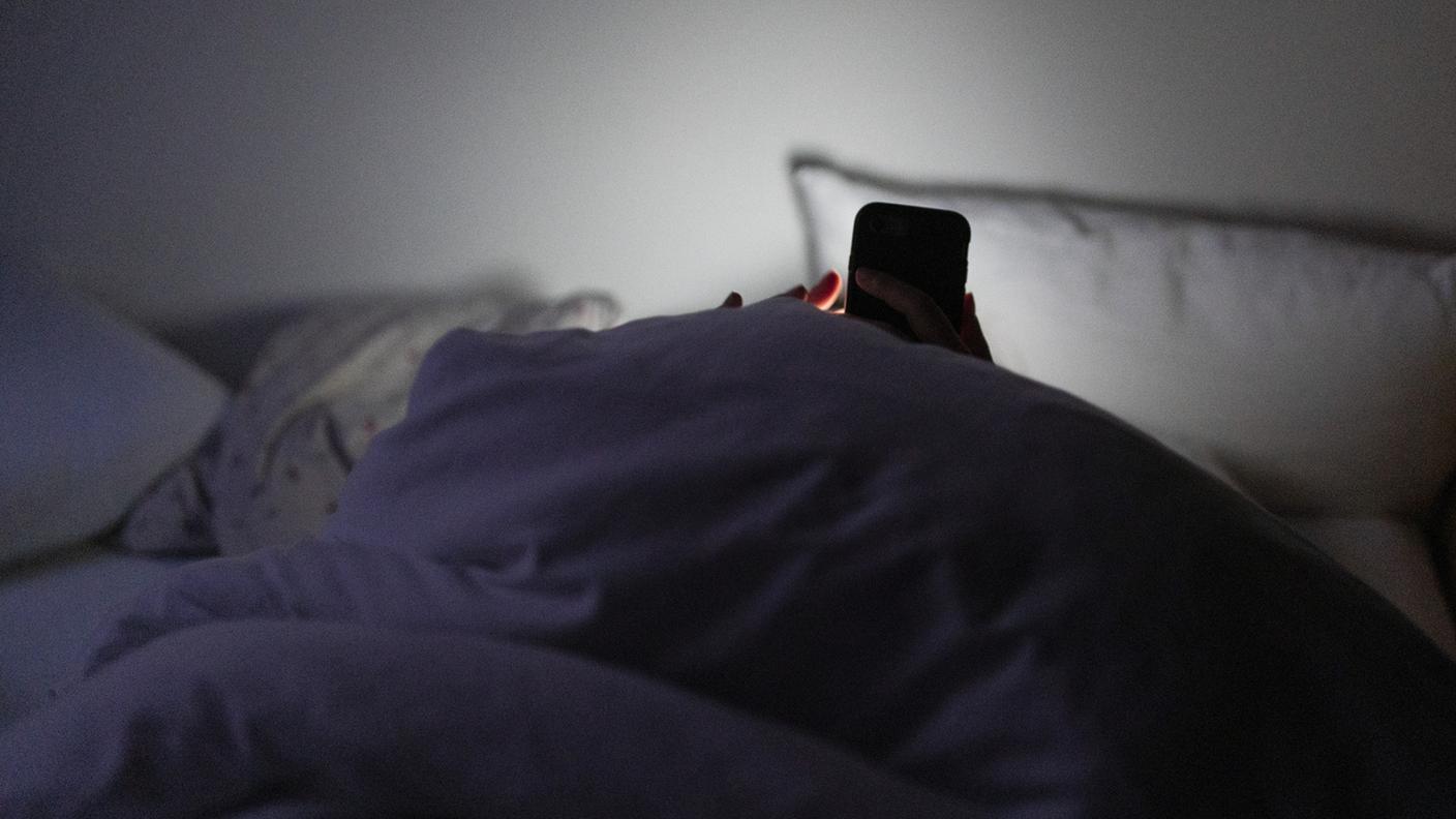L'uso degli schermi poco prima di dormire è una delle cause dei disturbi del sonno