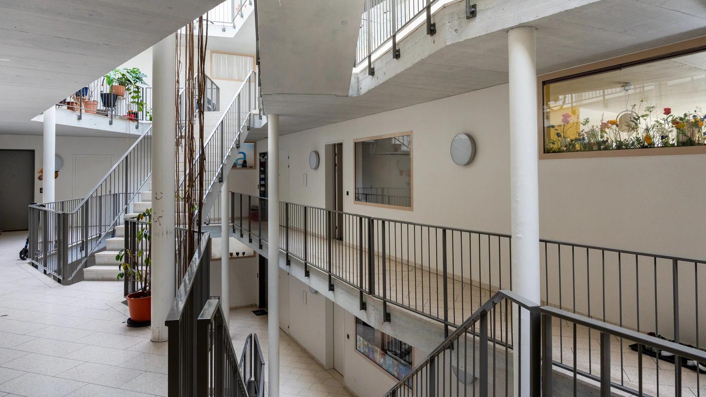 Vista interna del condominio. Un aspetto particolare dell'edificio sono le finestre dal corridoio in ogni appartamento