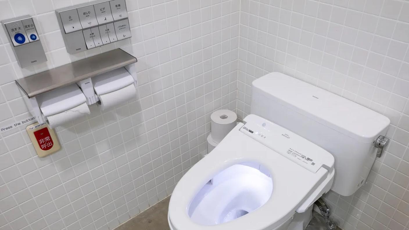 Un bagno pubblico giapponese con la pulsantiera per le numerose funzioni del gabinetto