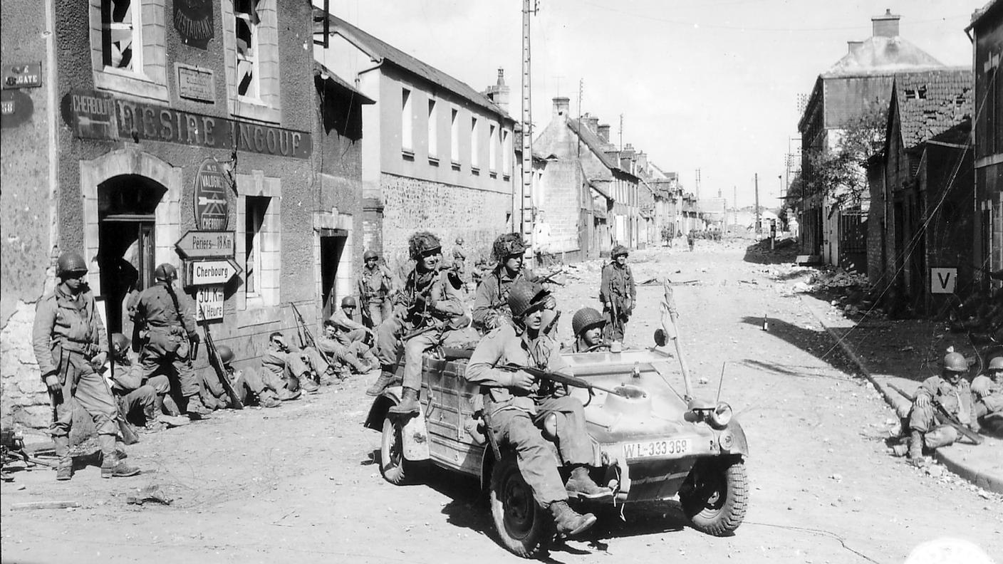 I soldati alleati guidnao una Kubelwagen rubata ai tedeschi per le strade di  Carentan (reuters)