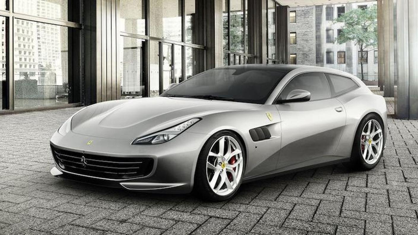 La nuova Ferrari GTC4Lusso T debutta sulle rive della Senna