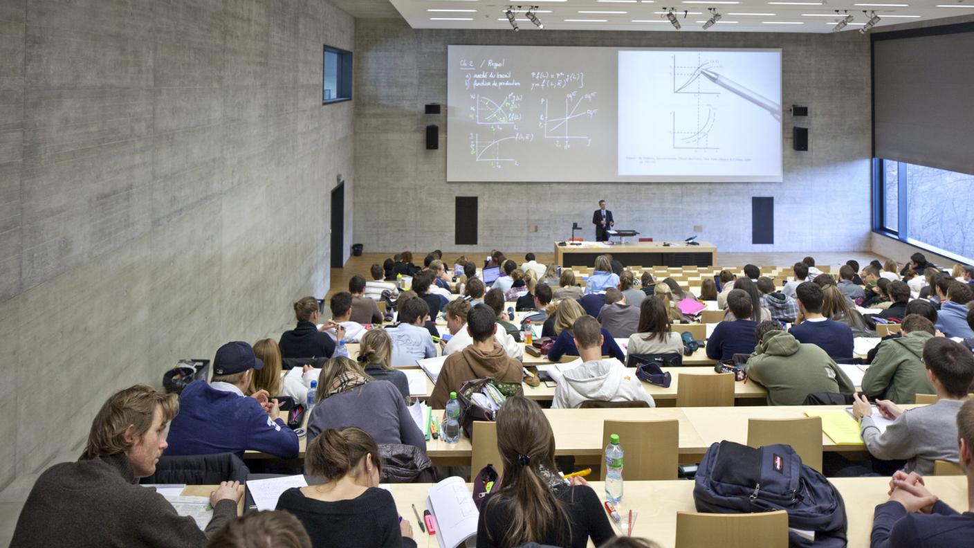 A lezione di economia con il professor Rossi, qui in una foto d'archivio presso l'Università di Friburgo