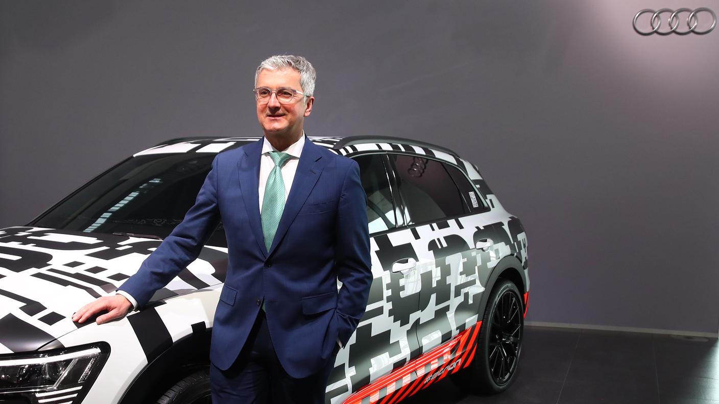 Il CEO di Audi Rupert Stadler vicino a un SUV Q7 e-tron quattro giovedì, a Ingolstadt