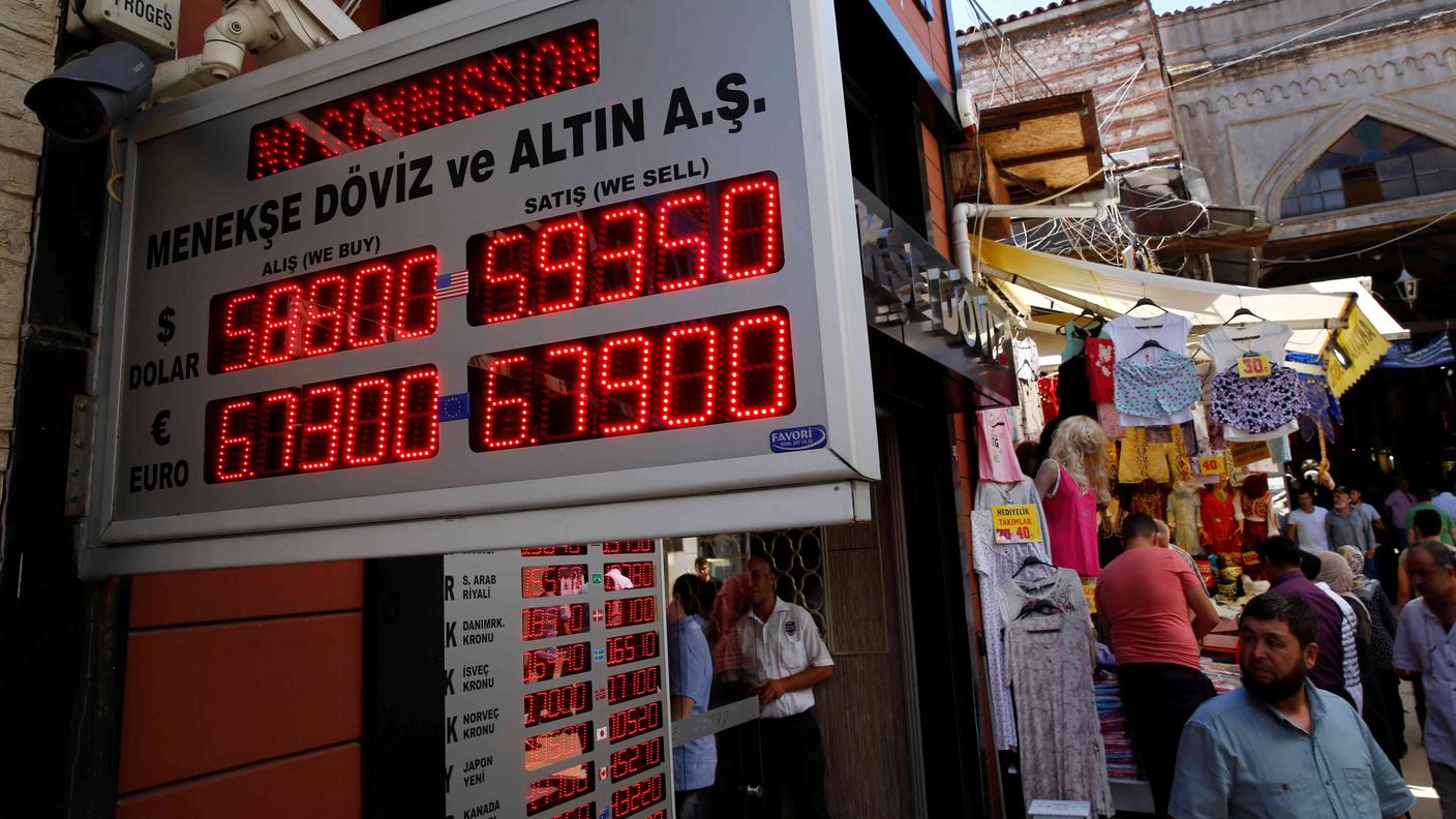 Un ufficio cambi a Istanbul che registra la caduta verticale della lira turca