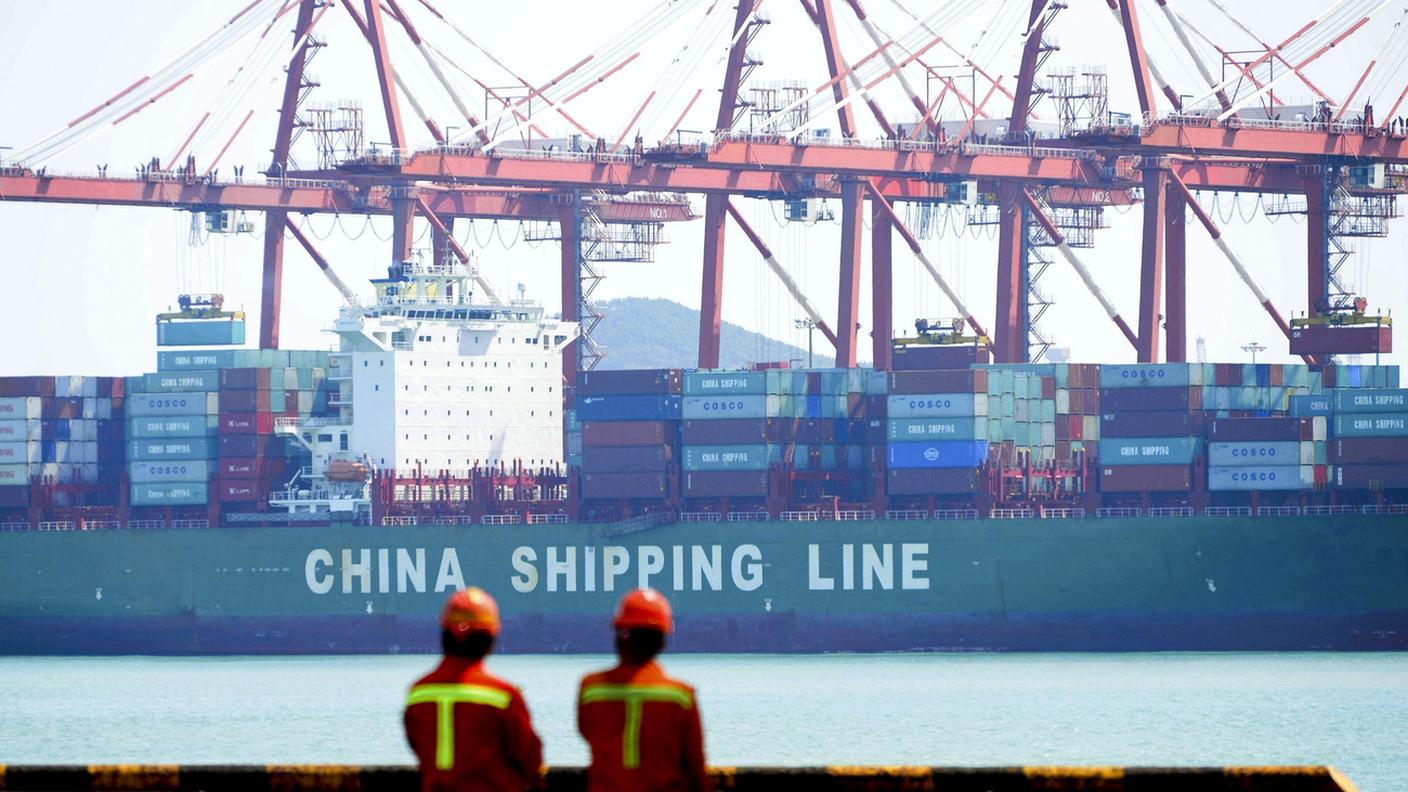 La fase di carico di una nave cargo nel porto di Qingdao