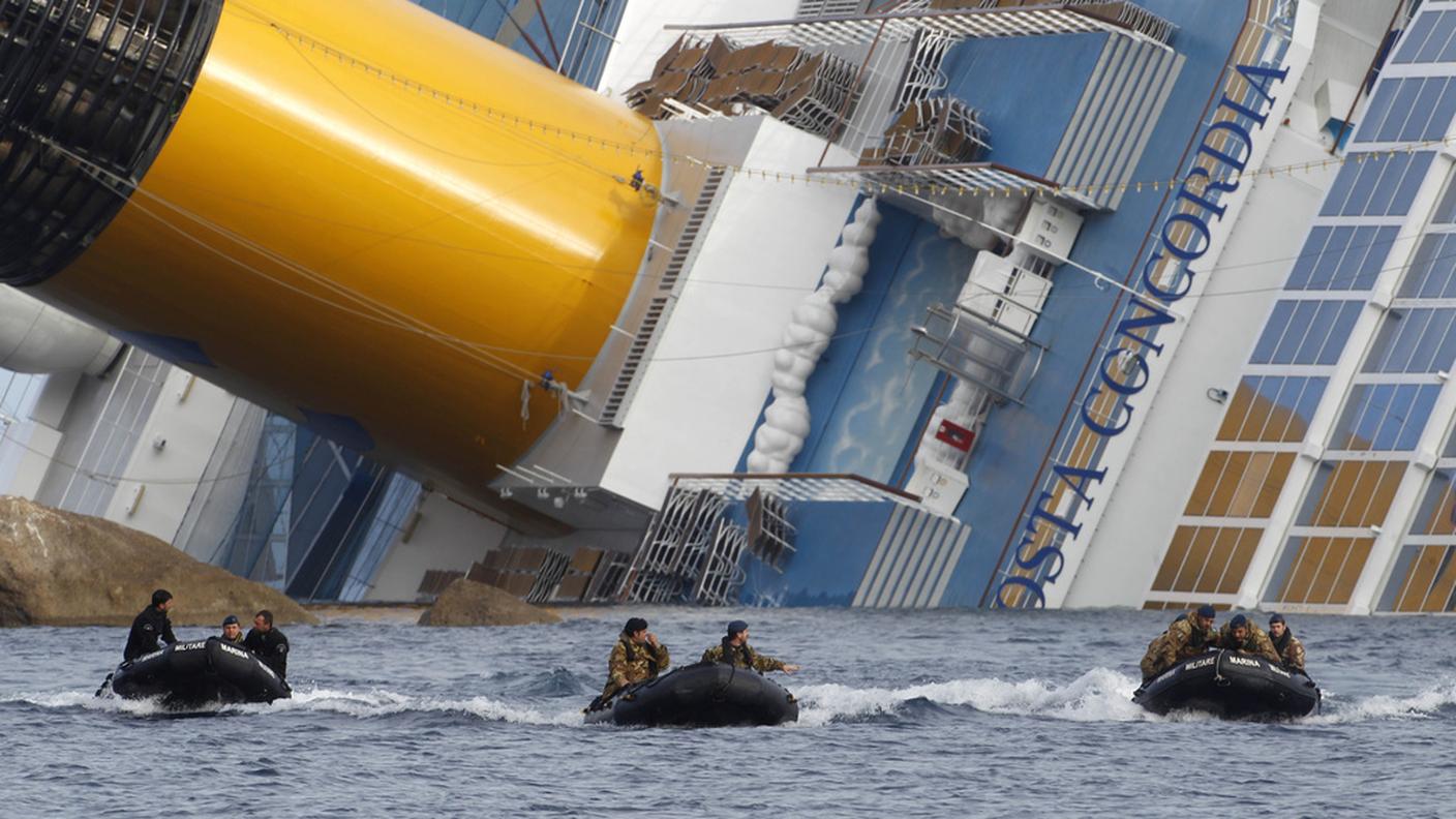 Concordia scialuppe 23.2.2012 ky.JPG