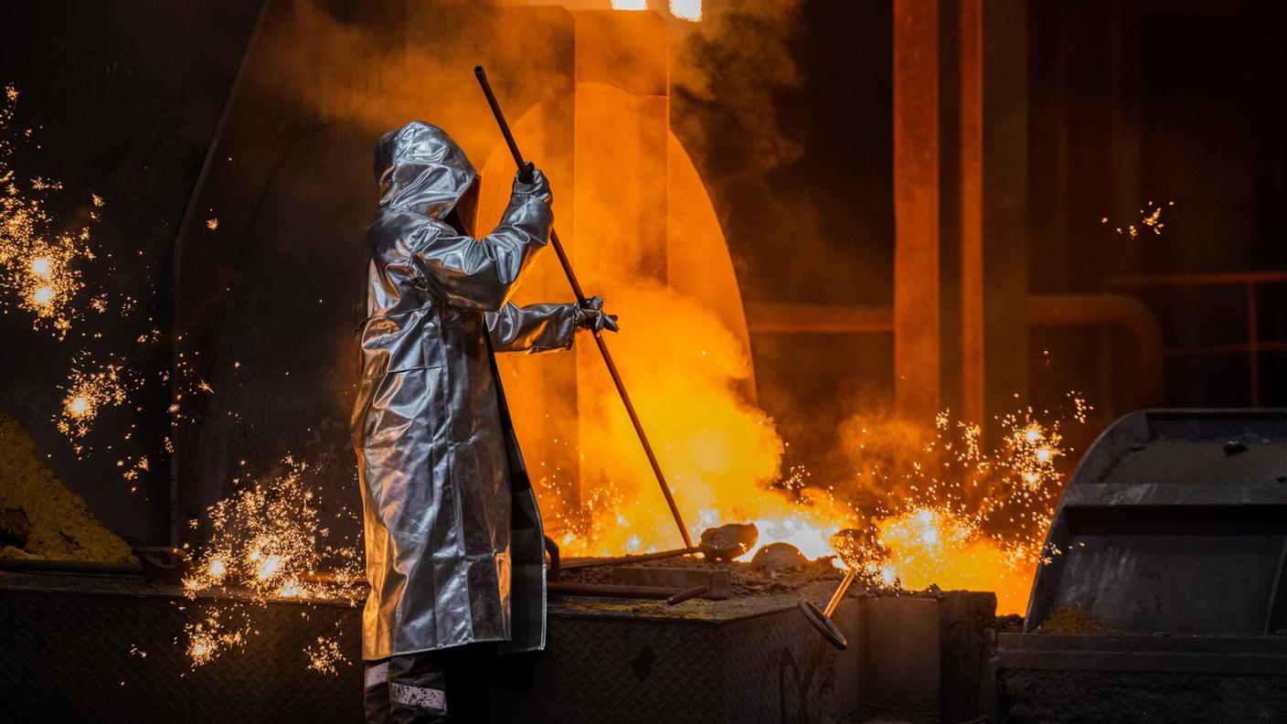Un operaio delle acciaierie Thyssen-Krupp al lavoro: soffrono soprattutto i settori che necessitano di molta energia