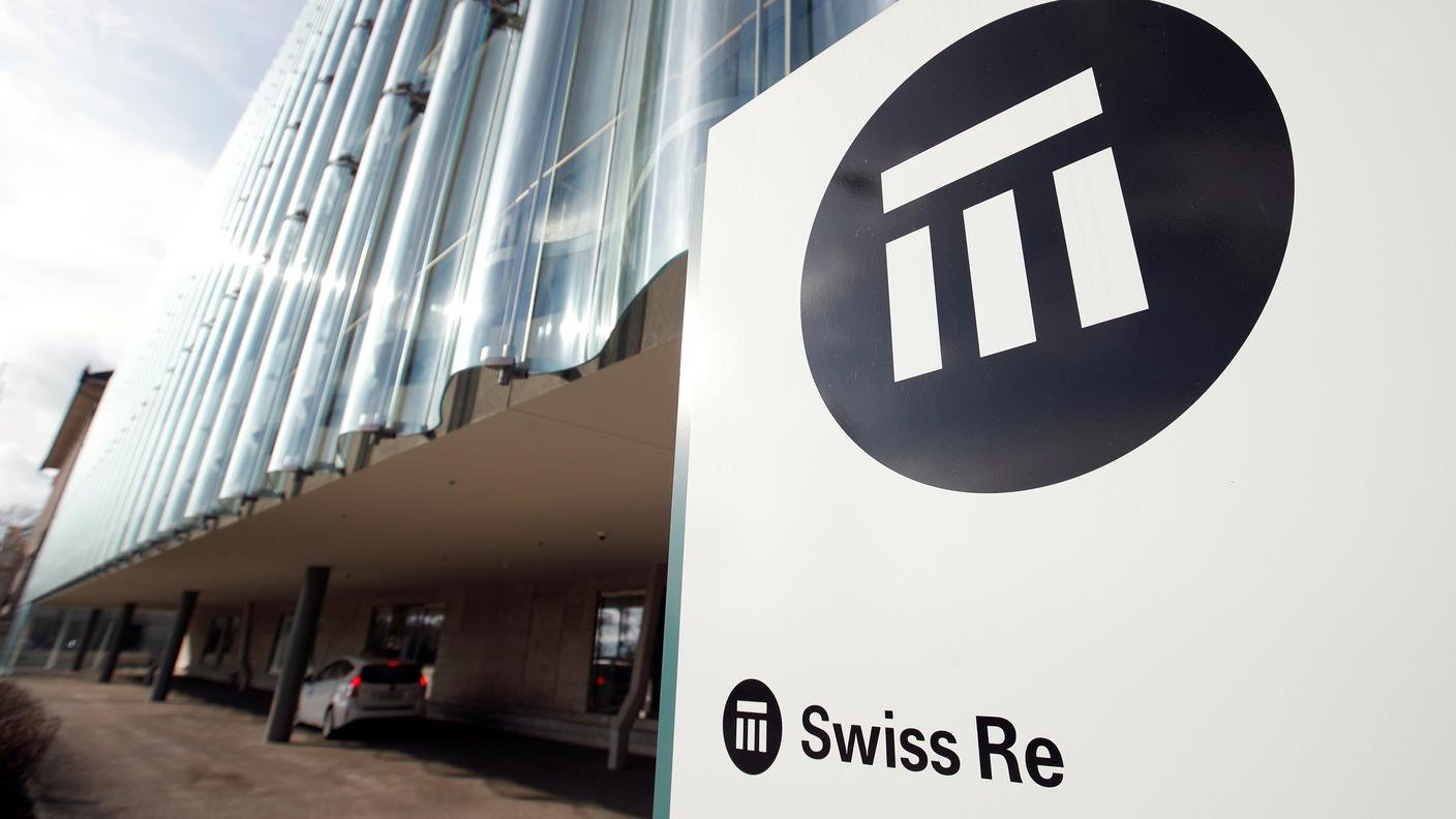 Il logo di Swiss Re davanti al quartier generale della società a Zurigo
