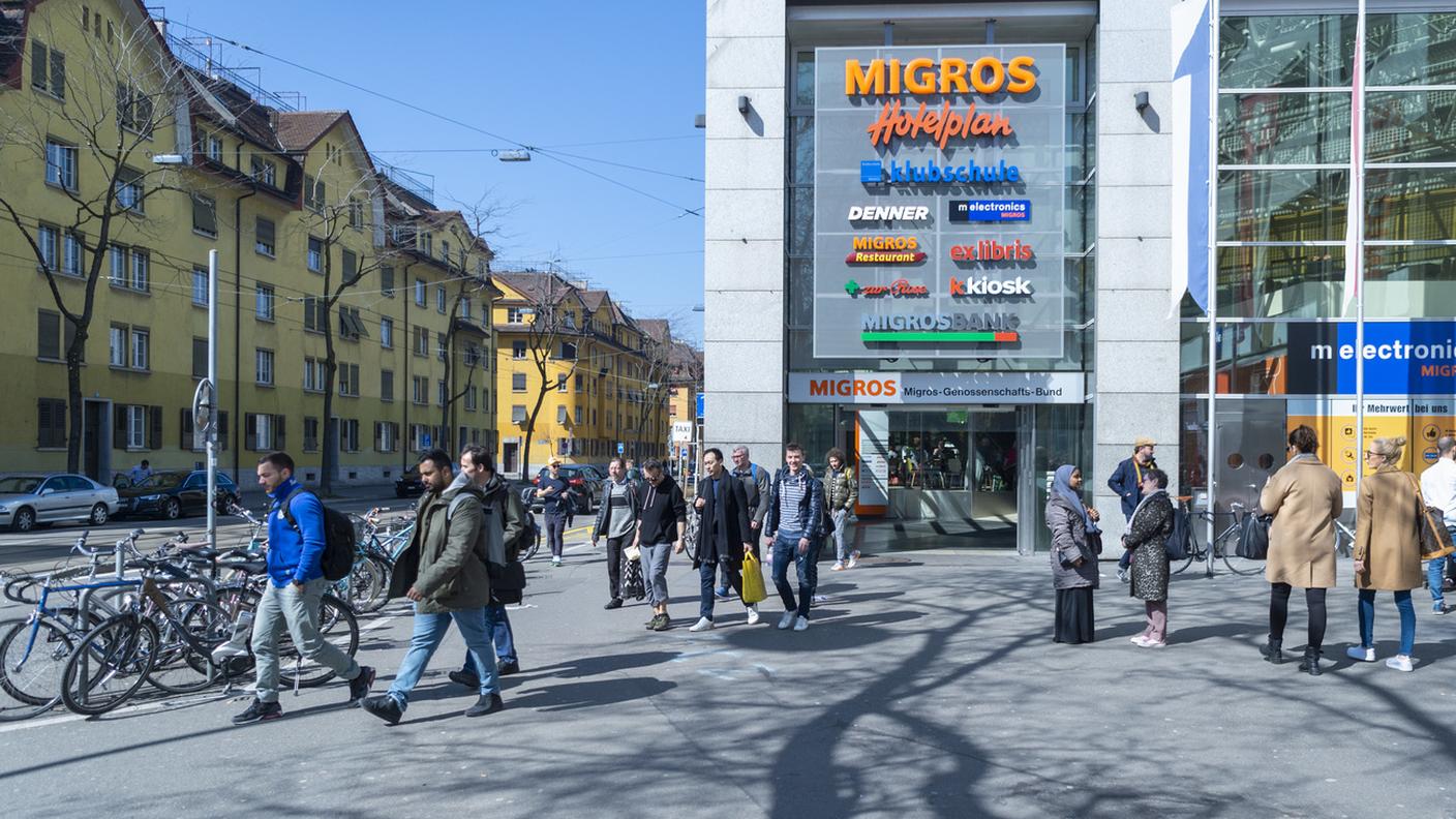 Le insegne di alcuni dei numerosi marchi del gruppo alla Limmatplatz di Zurigo
