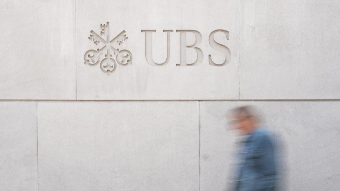 Il logo di UBS scolpito sulla facciata della banca in Bahnhofstrasse a Zurigo