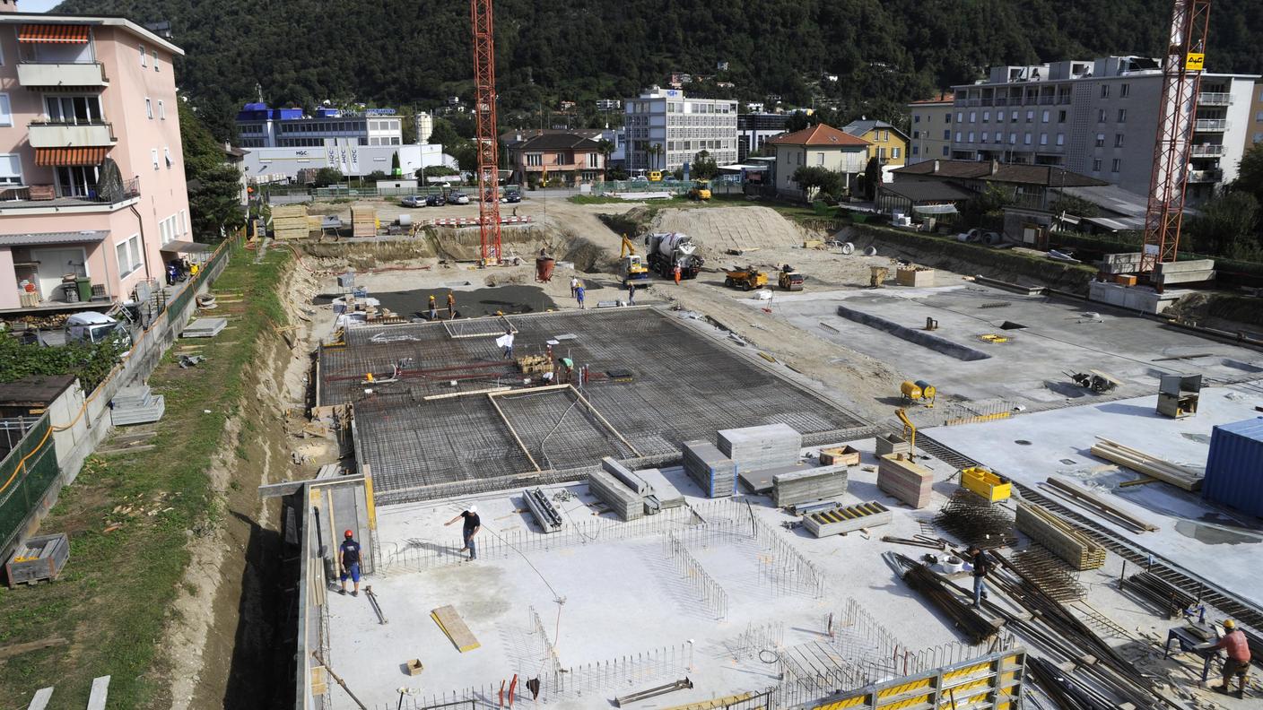 Un cantiere nel Locarnese: per il 2014 gli operatori si attendono un andamento analogo a quello del 2013. Gli effetti del mandato costituzionale sulle residenze secondarie si dovrebbero sentire l'anno prossimo