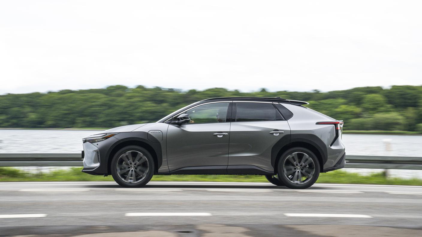 La Toyota rivede le stime al ribasso nonostante prodotti di successo come l'elettrica bZ4x