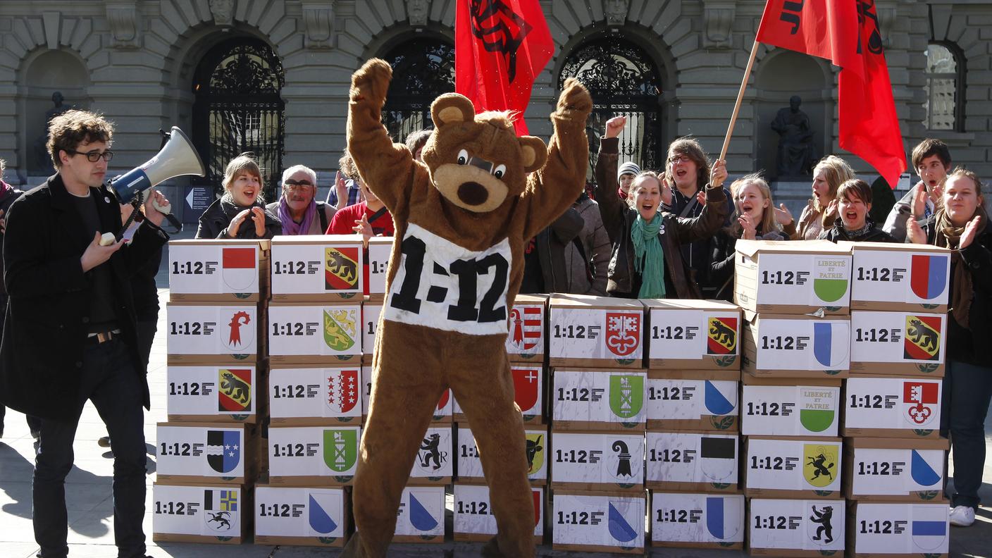 I Giovani socialisti, in marzo 2011, al momento della consegna delle firme a Berna.