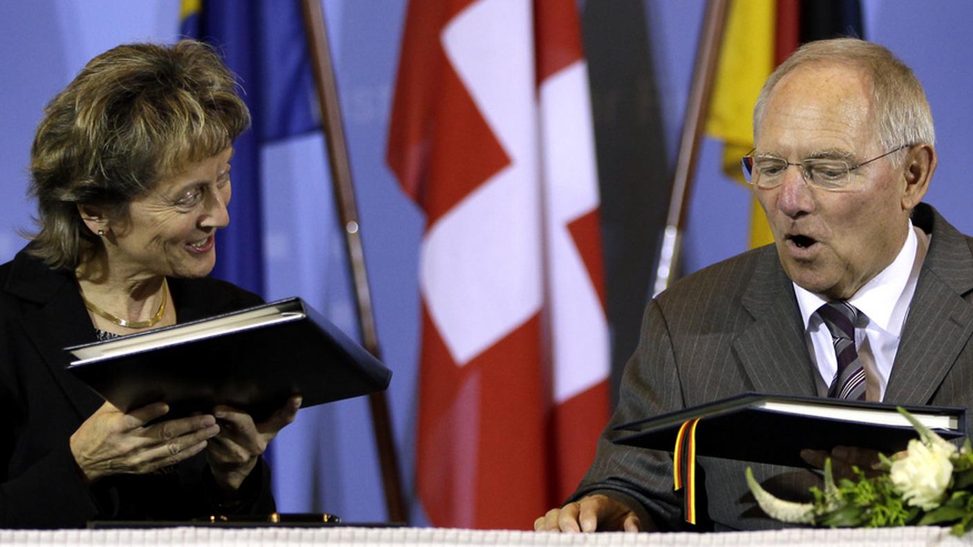 Una fotografia scattata al momento della firma dell'accordo; in immagine Eveline Widmer Schlumpf e Wolfgang Schäuble