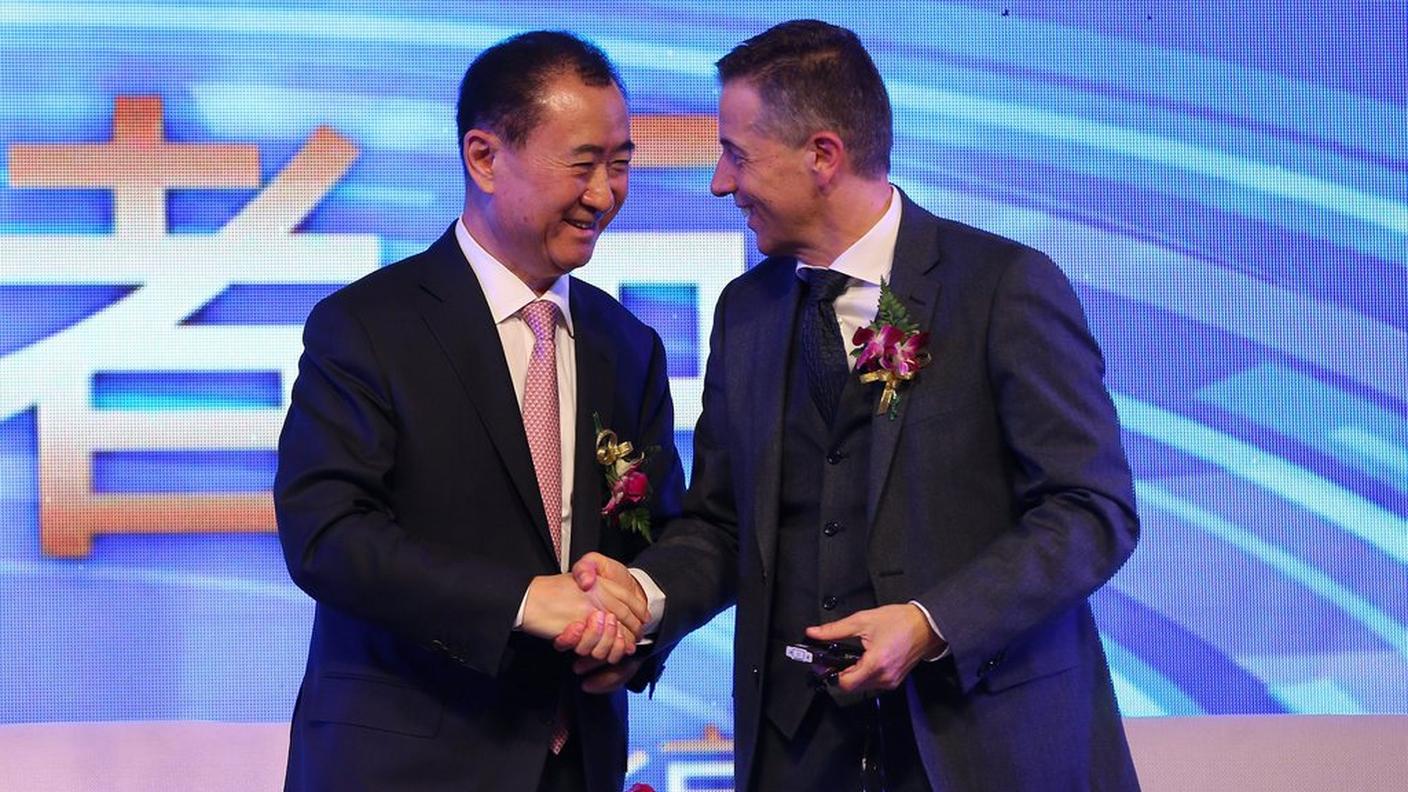 Stretta di mano fra Wang Jianlin di Wanda e Philippe Blatter