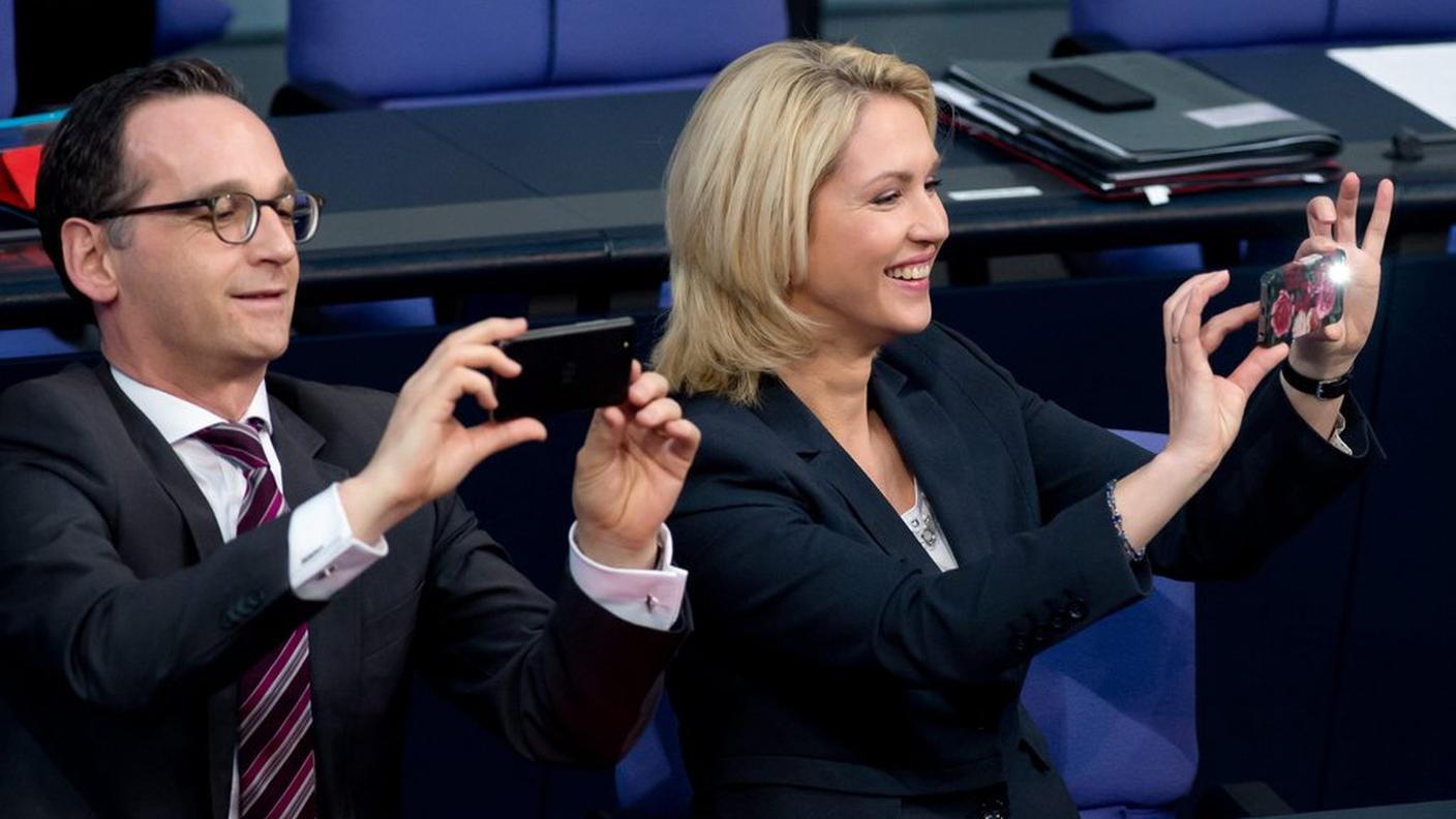 Due ministri tedeschi immortalano la votazione in parlamento 