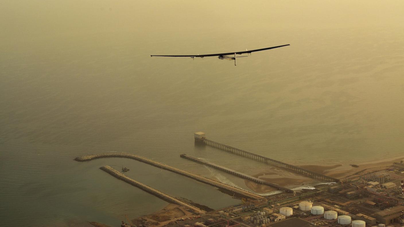 Bertrand Piccard ai comandi per il sorvolo del Mar Arabico