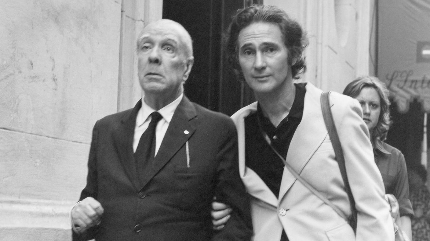 Willis Barnstone accompagna Jorge Luis Borges (a sin.) a Buenos Aires nel 1975