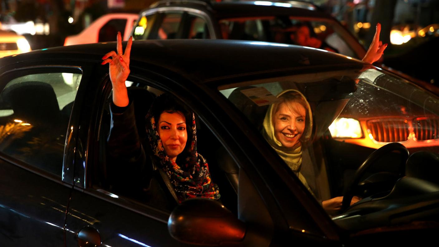 Due donne iraniane festeggiano l'accordo sul nucleare che prelude alla fine alle sanzioni internazionali