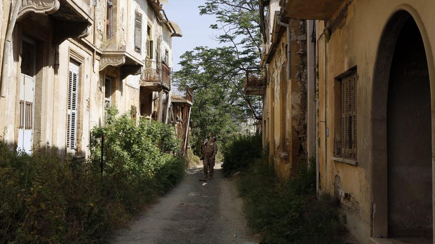 Un soldato dell'ONU pattuglia la linea di demarcazione a Nicosia