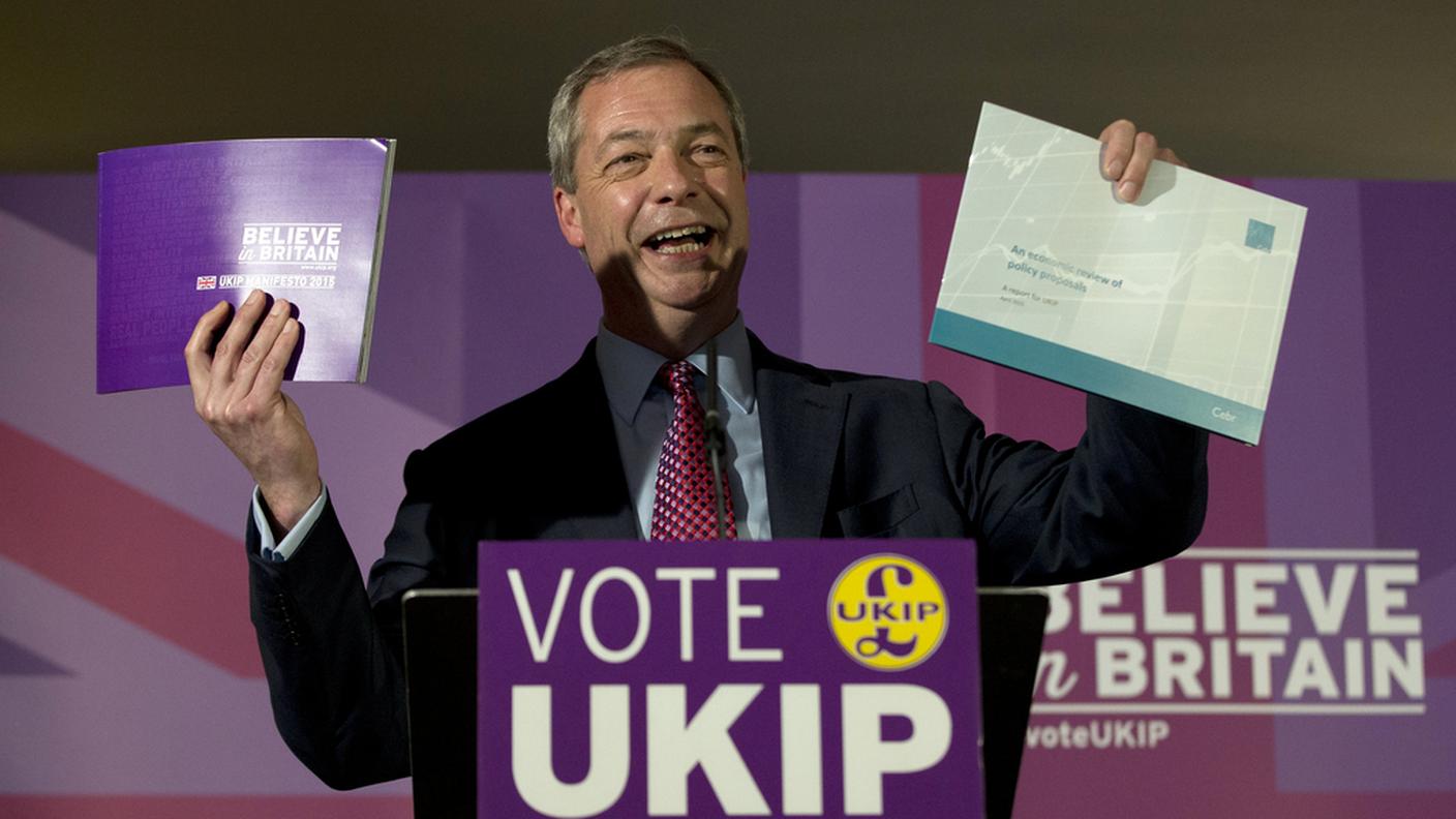 Nigel Farage, leader di UKIP, mostra il programma elettorale