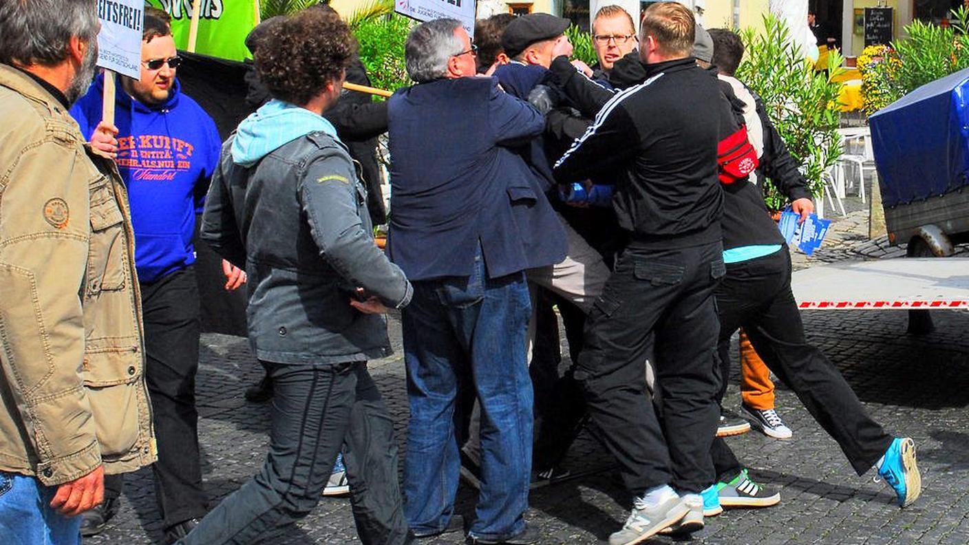 Stefan Wolf, al centro con abito blu, aggredito dai Nazisti a Weimar
