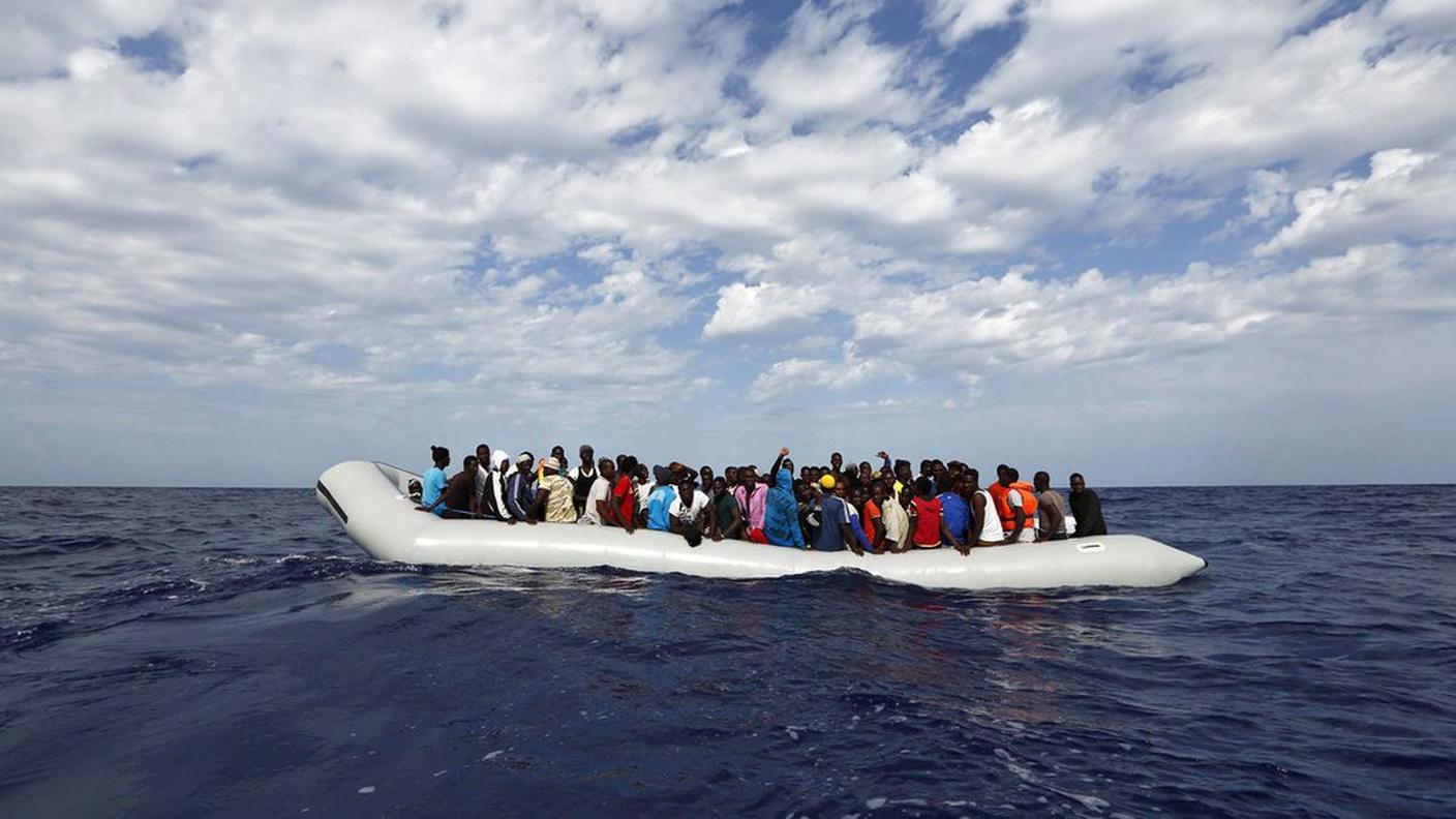 Uno dei gommoni in navigazione verso l'Italia sabato