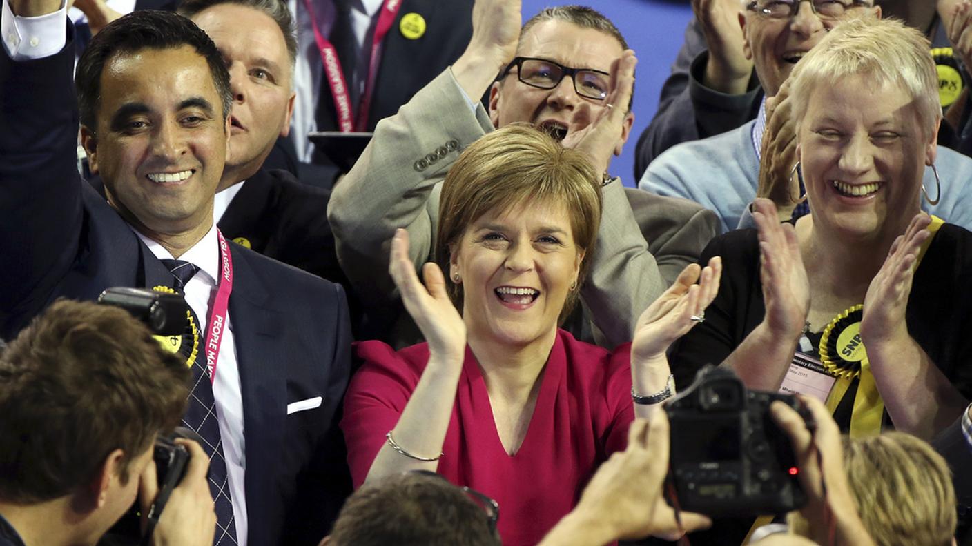 Nicola Sturgeon, al centro in rosso, festeggia il trionfo dell'SNP in Scozia