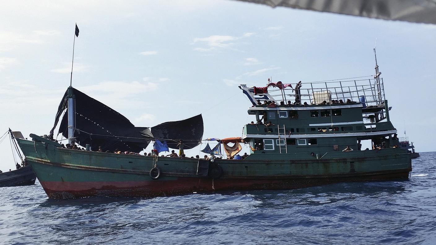 Alcuni barconi riescono ad approdare, molti restano in mare