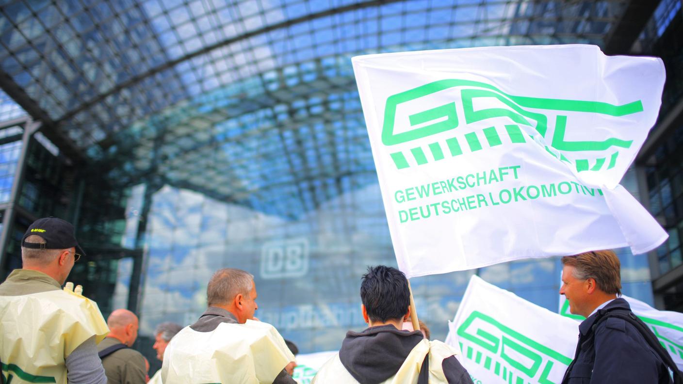 Le proteste del 7 maggio nella stazione centrale di Berlino