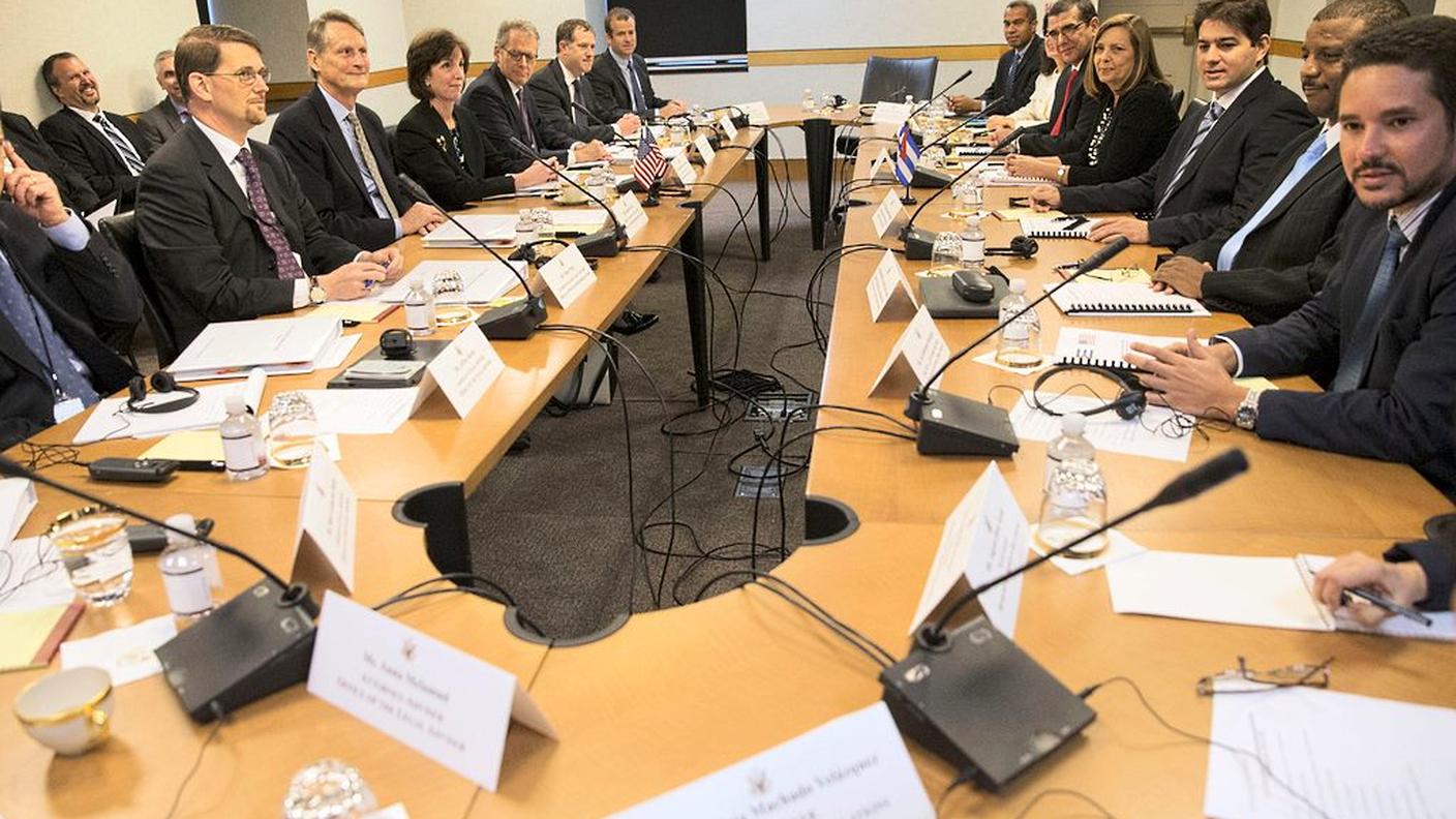 Le due delegazioni all'avvio dei colloqui sul disgelo USA-Cuba