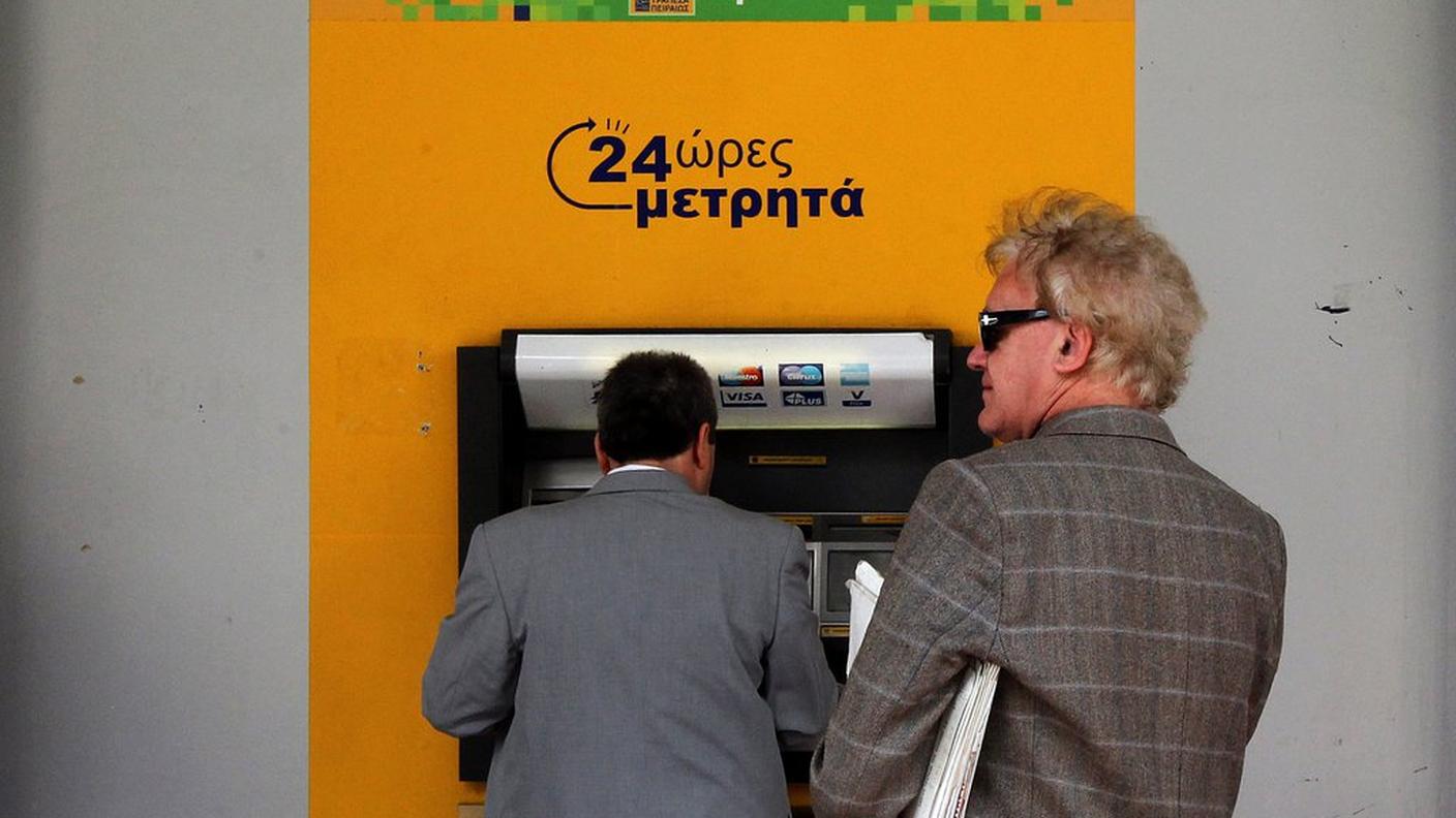 Ormai la metà dei greci con un lavoro deve attingere ai risparmi per vivere