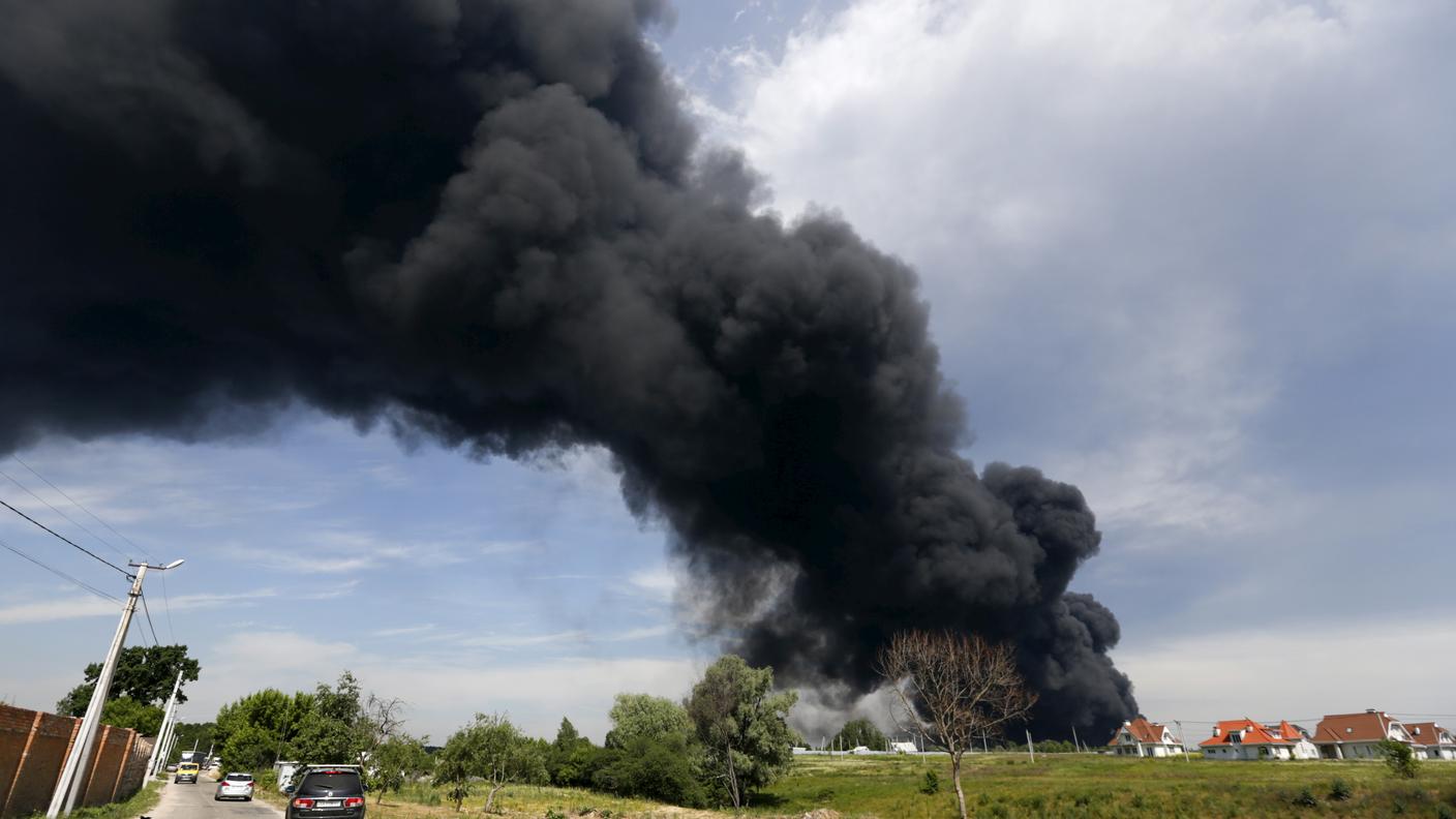 Il denso fumo nero che si è alzato dall'incendio del deposito