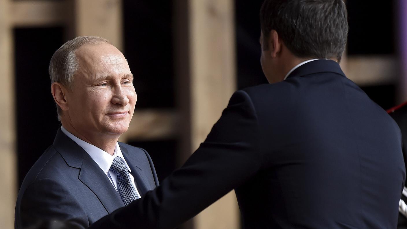 Vladimir Putin accolto da Renzi al suo arrivo negli spazi dell'Expo