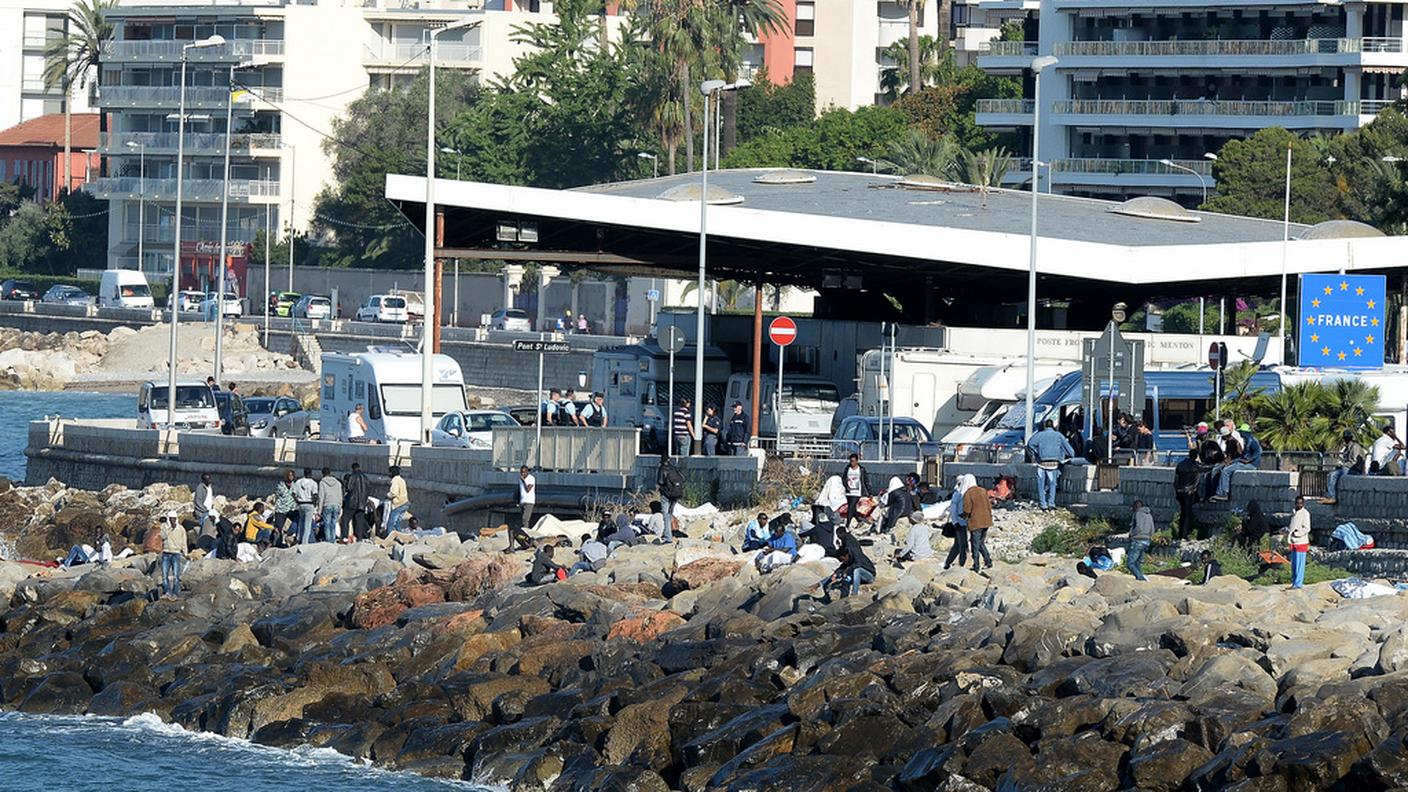 I migranti accampati sulla scogliera al confine tra Italia e Francia