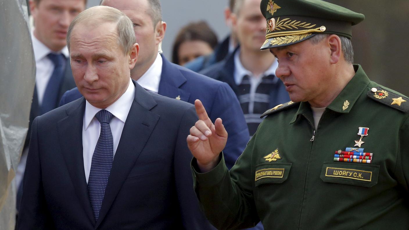Vladimir Putin e il ministro della Difesa Sergej Shoigu stanno armando la Russia