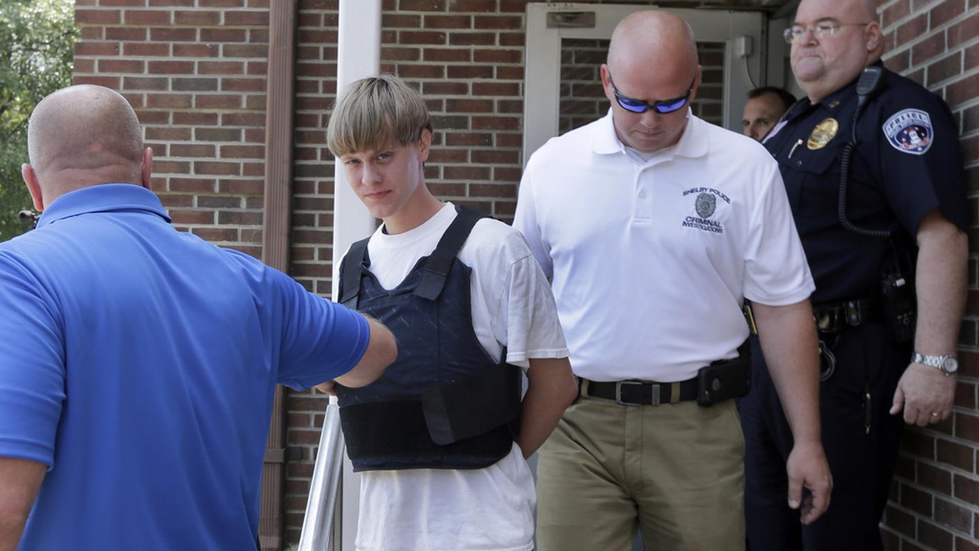 Dylann Storm Roof scortato dalla polizia subito dopo il suo arresto