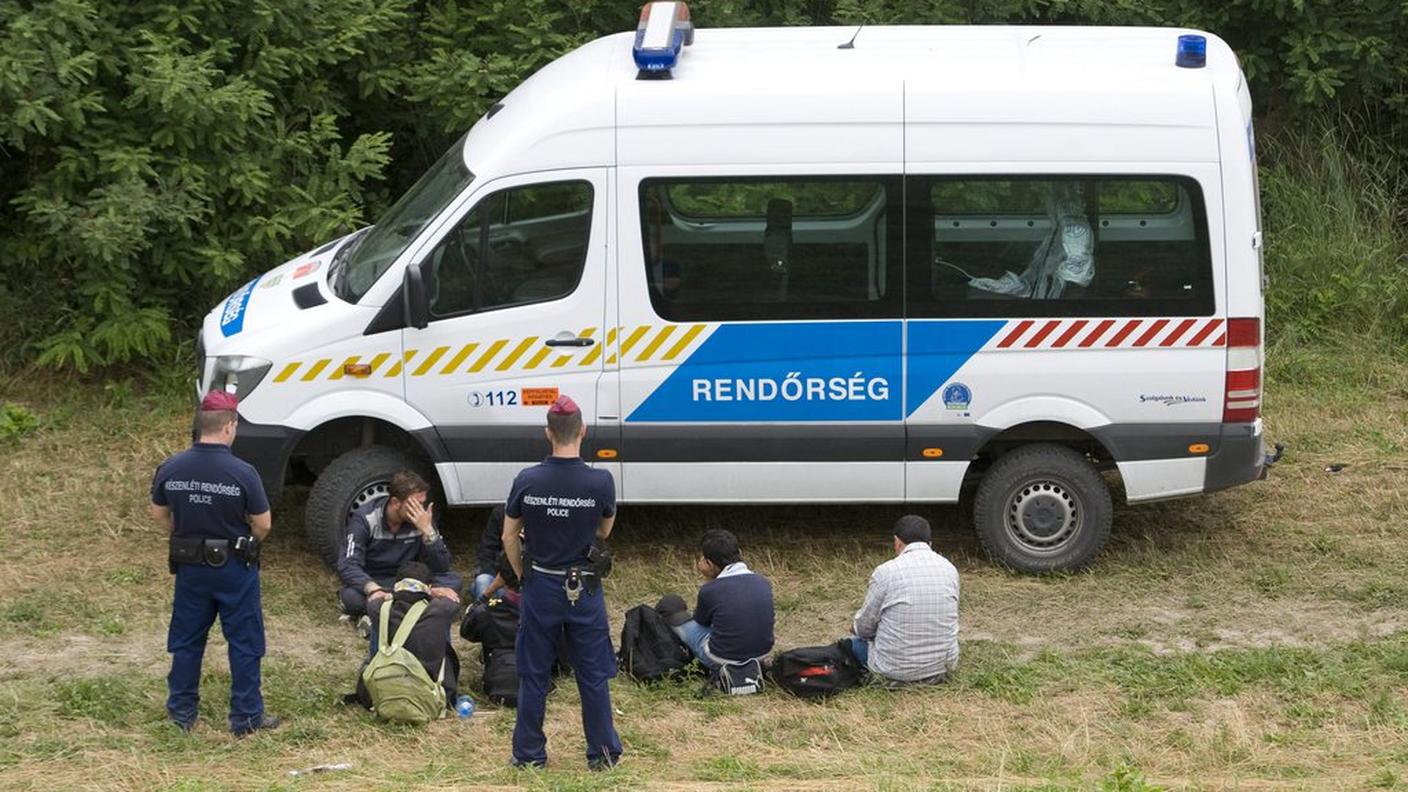 Migranti fermati dalla polizia ungherese vicino al fiume Tisza, 170 chilometri da Budapest