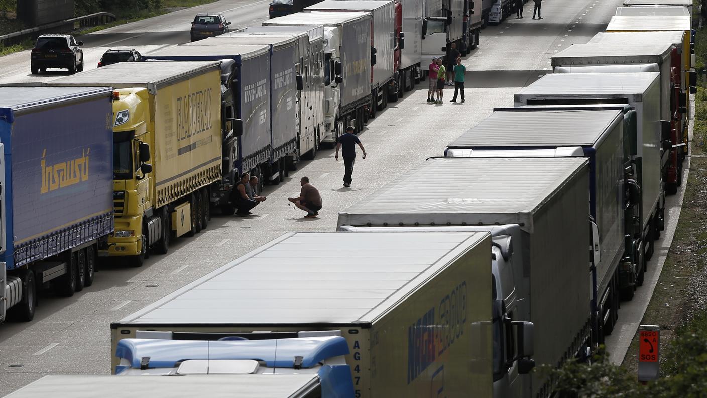 Tra i camion fermi