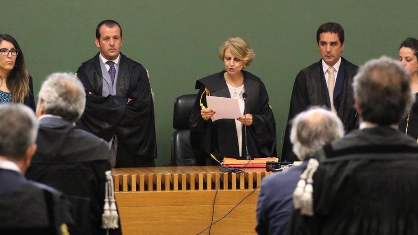 La giudice  Serena Corleto legge la sentenza di condanna